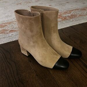 Women’s Tan/black toe, Brand new never worn,
Size 7.5 run small